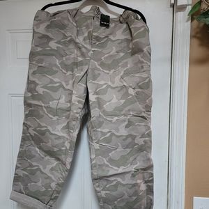 Camouflage crop capri
